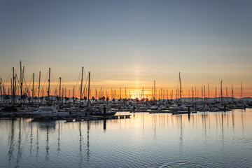 Fototapeta premium Atardecer en el puerto deportivo