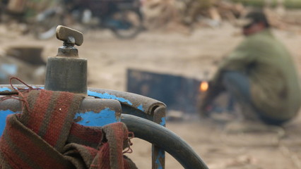 Black head on top of blue container