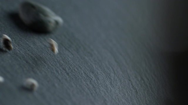 Steine und Schotter fallen in Slow Motion 