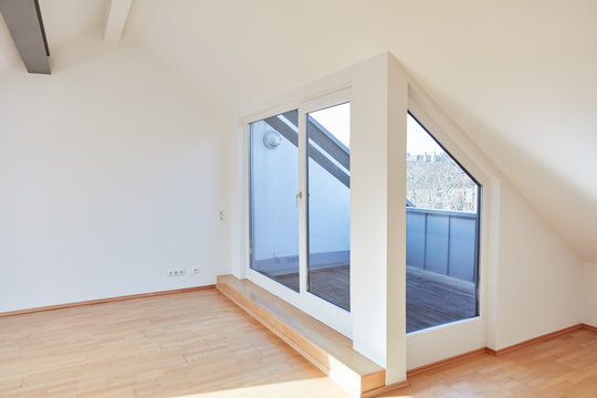 Moderne helle Dachgeschosswohnung mit Dachterrasse