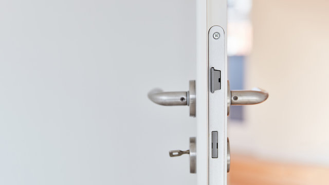 Offene Zimmert&uuml;r mit Schl&uuml;ssel in Wohnung