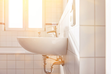Waschbecken im hellen Bad mit Fenster für Tageslicht