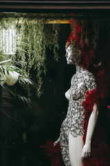 Mannequin en plastique avec dentelle noire et plumes rouge - Décoration d'intérieur design...