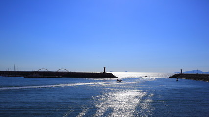 방파제가 보이는 아름다운 바다