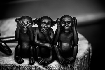 Statue avec trois singes voir dire entendre - Symbole de sagesse