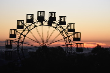 Amanecer sobre la rueda de la fortuna, una creación de Gustave Eiffel