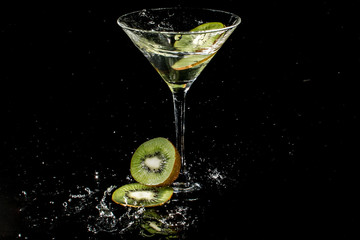 copa martini kiwi verde salpicar fluido alcohol bebida gotas
