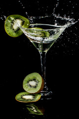 copa martini kiwi verde salpicar fluido alcohol bebida gotas