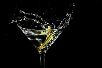 copa martini kiwi verde salpicar fluido alcohol bebida gotas