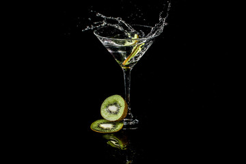 copa martini kiwi verde salpicar fluido alcohol bebida gotas