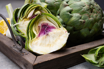 Obraz premium Big ripe uncooked green globe artichoks vegetables
