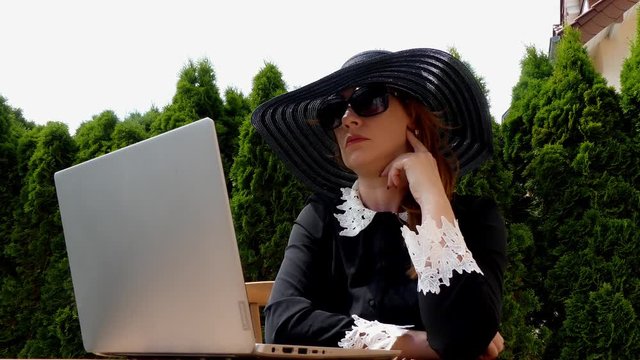 Business, Moderne Frau, Homeoffic, PC, Laptop.