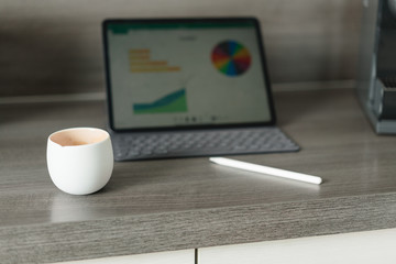 tablet und Kaffeetasse im Homeoffice