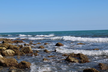 Fototapeta na wymiar waves on the beach rocks