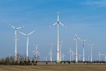Windpark mit mehreren Windr&auml;dern mit Landschaft im Herbst