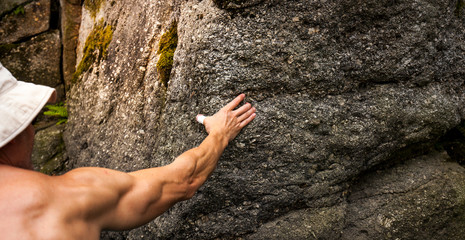 Hold on. Hand holding rock. Rock climbing.
Anhalten an Felsen. Hand hält Stein. Felsklettern.
