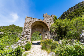 Fototapeta na wymiar Dernier vestige des fortifications du village médiéval de Saint-Guilhem-le-Désert (Occitanie, France)