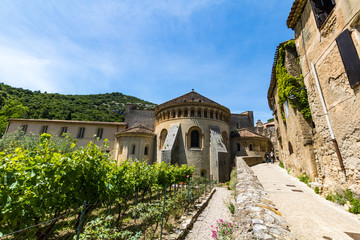 Obraz premium Abbaye de Gellone au cœur du village médiéval de Saint-Guilhem-le-Désert (Occitanie, France)