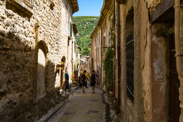 Fototapeta na wymiar Ruelle du village médiéval de Saint-Guilhem-le-Désert (Occitanie, France)