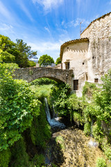 Obraz premium Cascade au coeur du village médiéval de Saint-Guilhem-le-Désert (Occitanie, France)