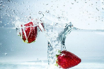 fresa-gotas-fresco-fruta-comida-gastronomía-saludable-postres-comida-rojo-fluido