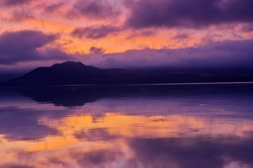 幻想的な夜明けの湖の風景。屈斜路湖、北海道、日本。