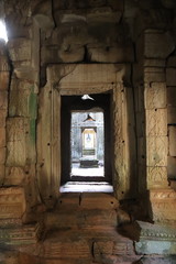 Fototapeta na wymiar Passage d'un temple à Angkor, Cambodge