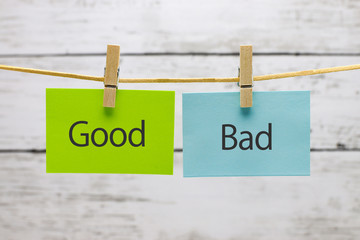 洗濯挟みで吊るされた「good」と「bad」のカード