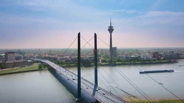 Drohnenaufnahme von Düsseldorf Skyline mit Rhein, Fernsehturm und Medienhafen