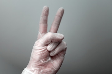 Hand mit Schutzhandschuh