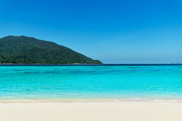 Fototapeta na wymiar Turquoise clear sea and white sand beach on tropical island