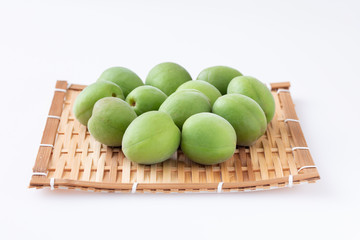 青梅　青梅を竹製の皿に並べた様子