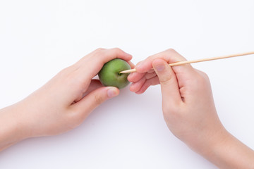 青梅　梅酒を作る準備　青梅のヘタを竹串で取り除く作業