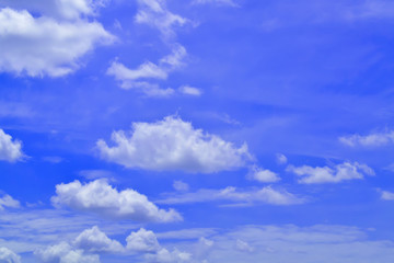 Obraz premium Blue sky with white clouds during the day
