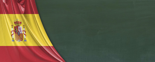 Spanische Flagge und eine Schultafel im Hintergrund, Banner.