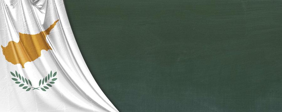 Flagge von Zypern mit einer Kreidetafel im Hintergrund, Banner.