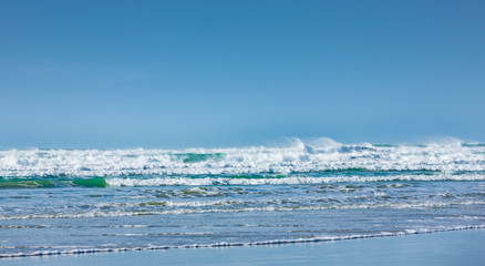 Fototapeta premium Brandung am Sandstrand in der Bretagne