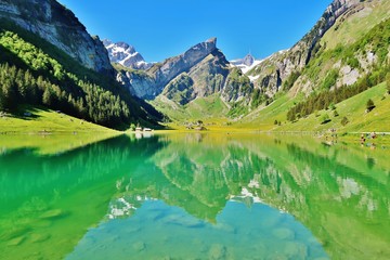 Fototapeta na wymiar Berge spiegeln sich im See