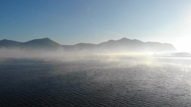 Drone lago nebbia vapore