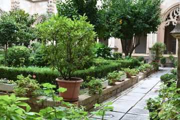 Obraz premium Cloître et jardin de San Juan de los Reyes à Tolède, Espagne