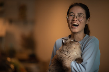 Obraz premium Asian young people stay at home with himalayan cat, pet lover