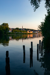 Fototapeta premium Ville de Pont Sainte Maxence au coucher du soleil depuis les quais de l'Oise