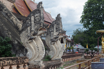 dragones de piedra de templo de Chiang Mai