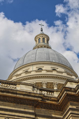Fototapeta na wymiar dome of a pantheon in paris