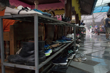 Obraz na płótnie Canvas zapatos de turistas a la entrada del templo Doi Suthep de Chiang Mai