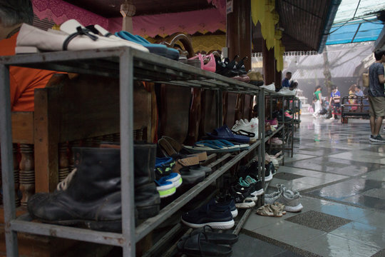zapatos de turistas a la entrada del templo Doi Suthep de Chiang Mai