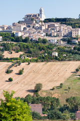Fototapeta na wymiar Fermo, Marche.. Panoramica del borgo con il paesaggio rurale e campo di grano.