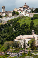 Fototapeta na wymiar Arcevia, Ancona. Panoramica del borgo con le chiese