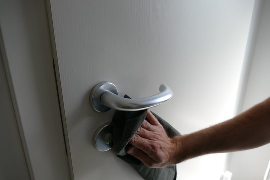 T&uuml;rklinken desinfizieren - Oberfl&auml;chen desinfizieren gr&uuml;ndlich reinigen - Desinfektion home surfaces