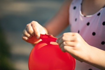 Kind spielt mit Luftballon